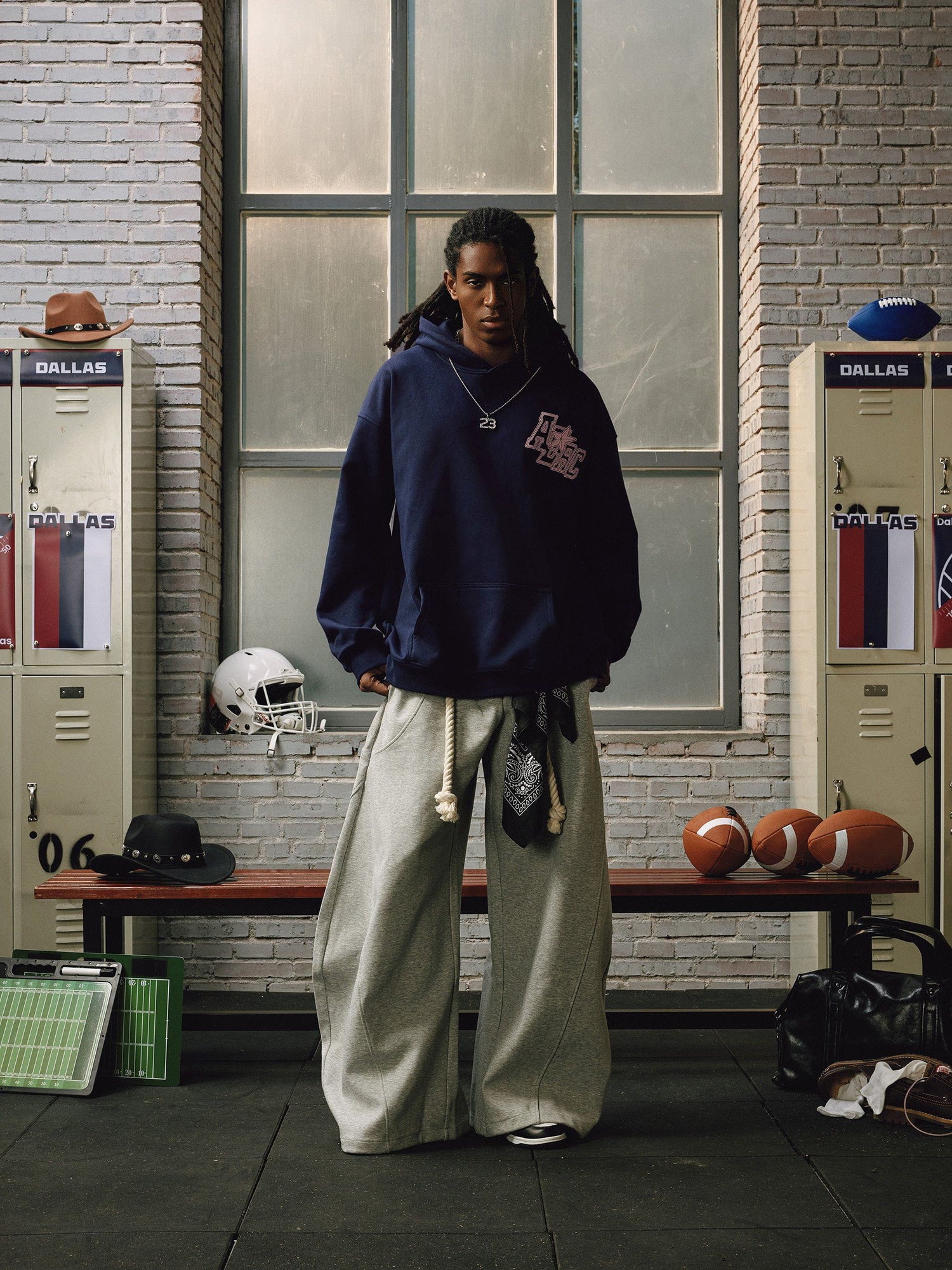 HEIGHT: 6'2'' WEIGHT: 183LBS WEARING: XL